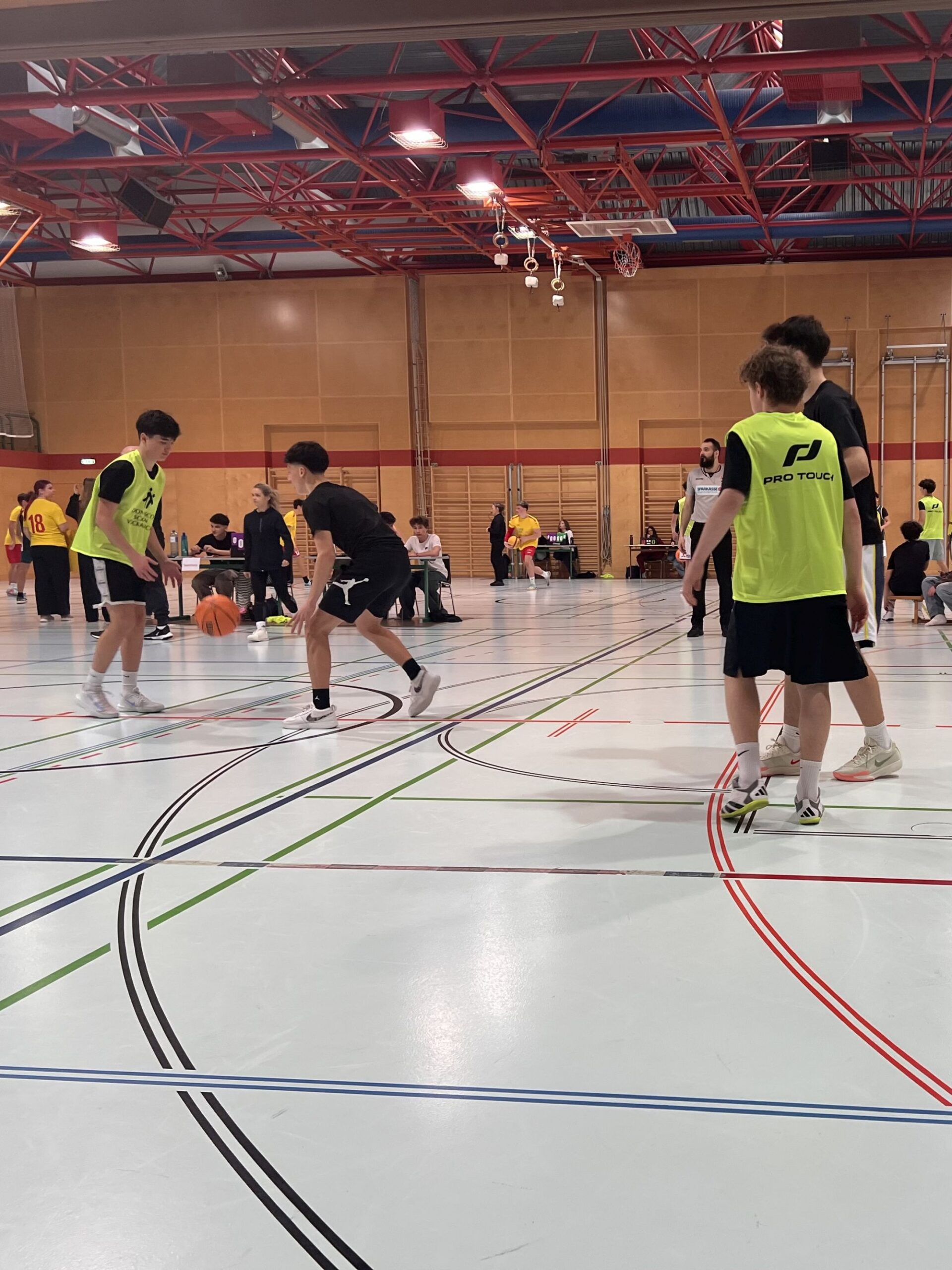 Schüler während des Basketballspiels in der Sporthalle