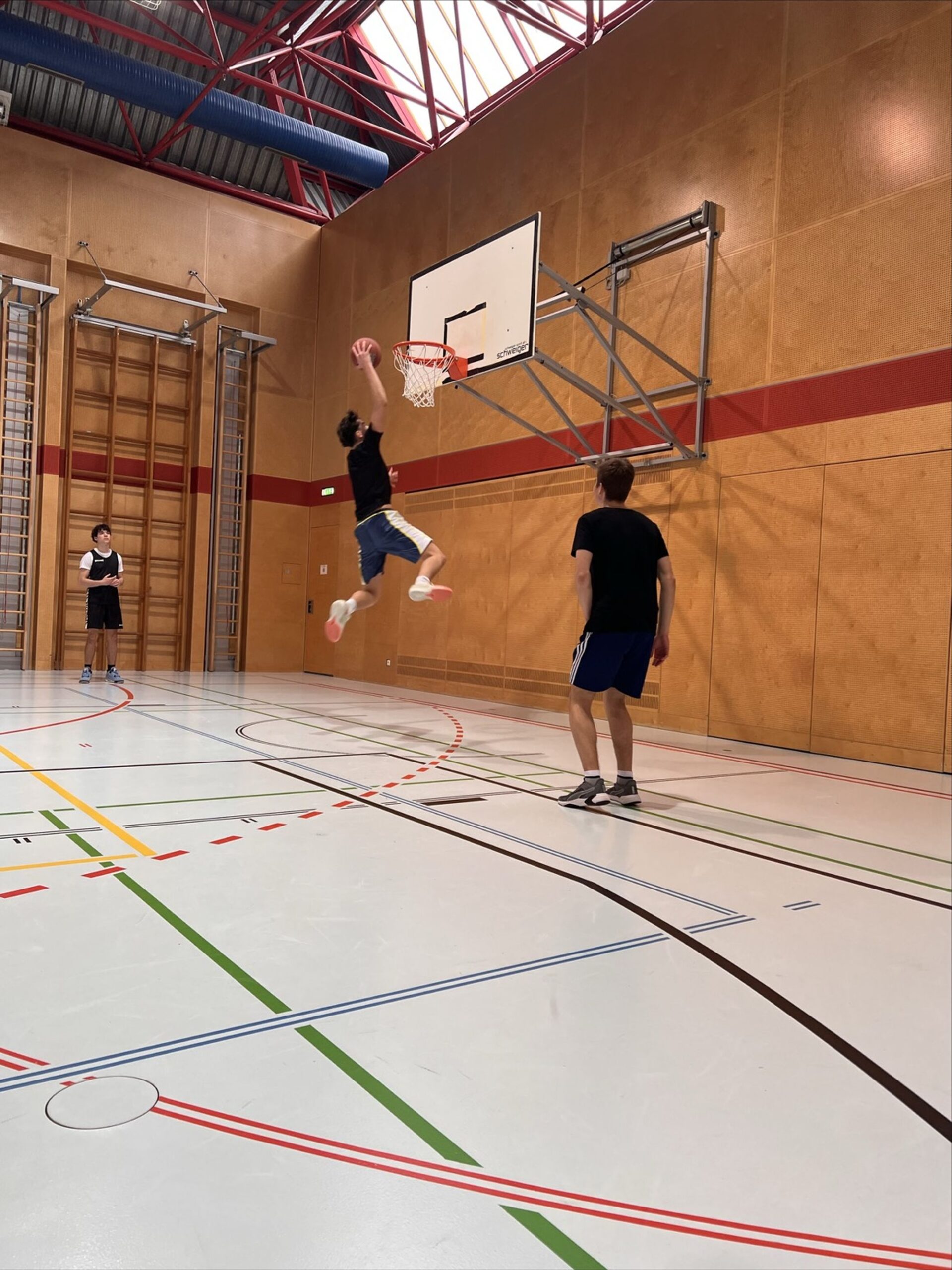 Schüler beim 3x3 Basketball Jam im Vöcklaburch beim Dunk