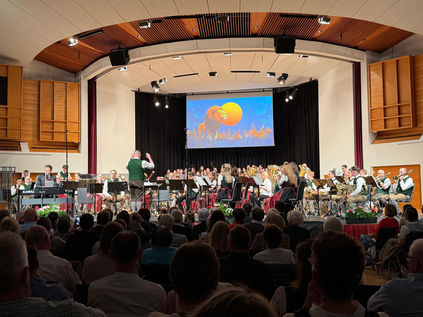 Chor des BRG Schloss Traunsee beim Auftritt im Toscana Kongresshaus beim Fr&uuml;hjahrskonzert des MV Pinsdorf