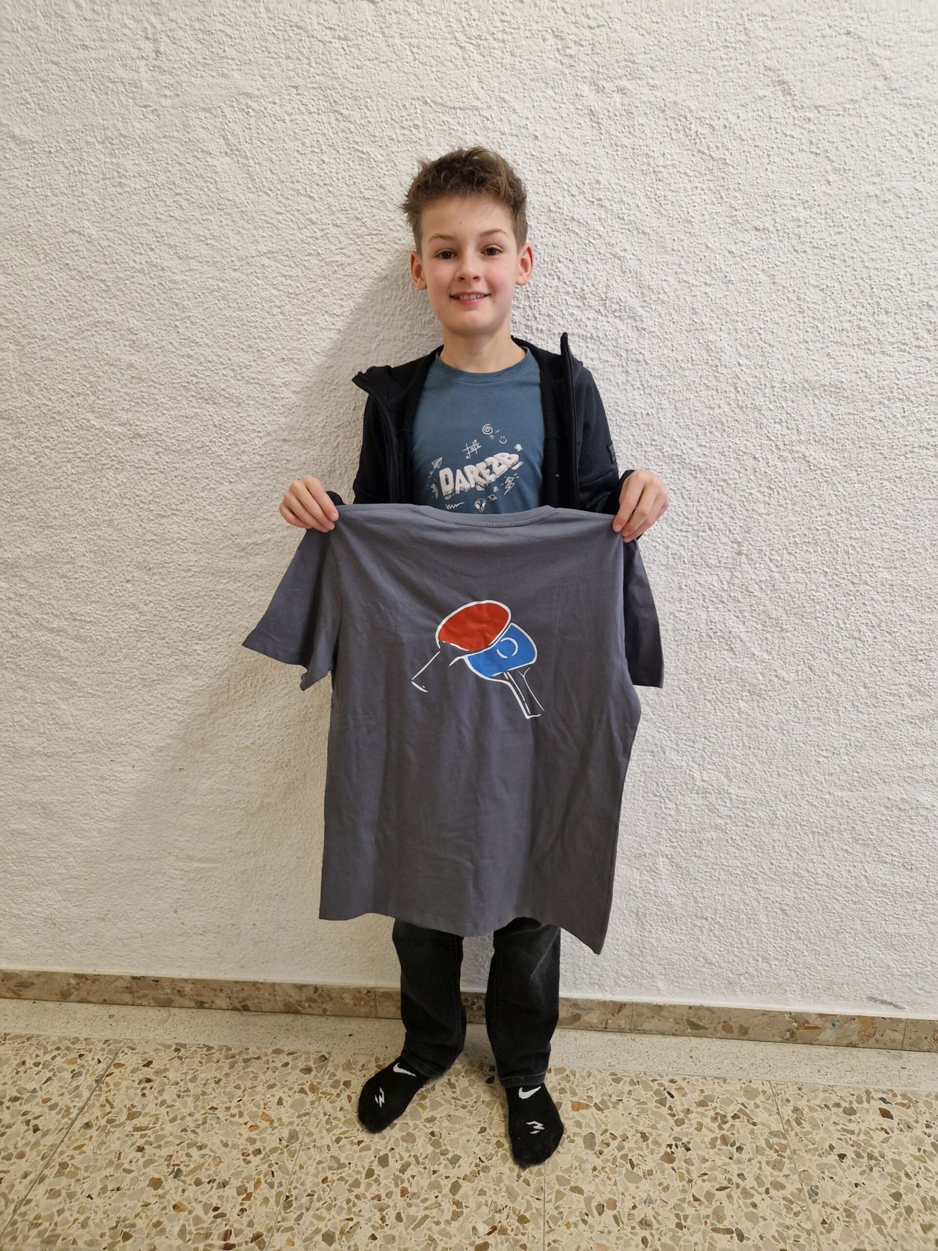 Gewinner des T-Shirts beim Tischtennis Turnier