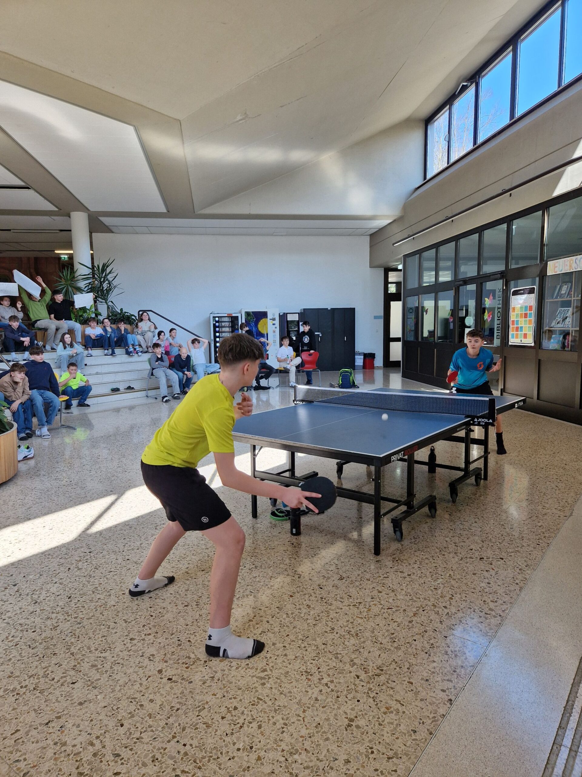 Schüler beim Tischtennis Turnier mit Publikum