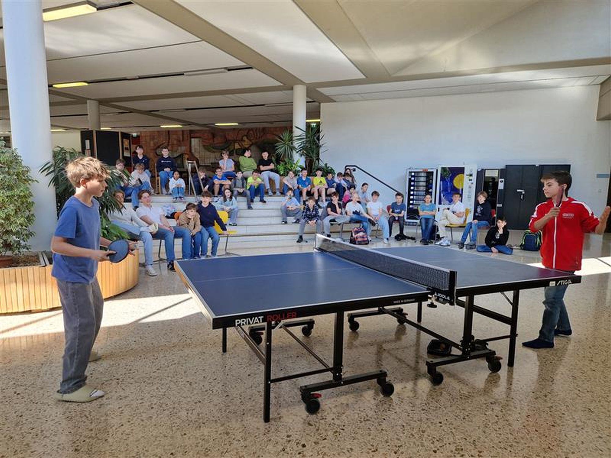 Schüler beim Tischtennis Turnier mit Publikum