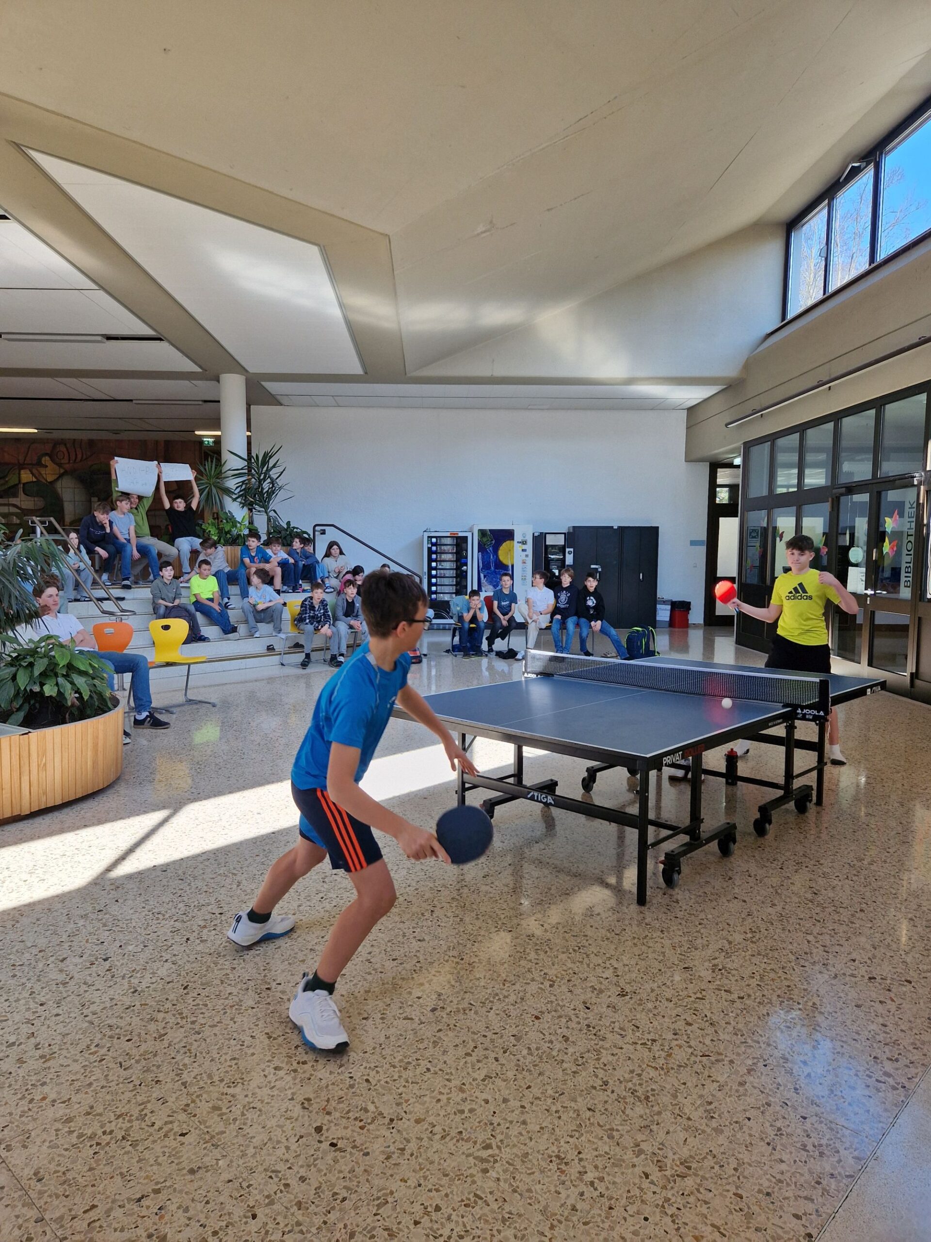 Schüler beim Tischtennis Turnier mit Publikum