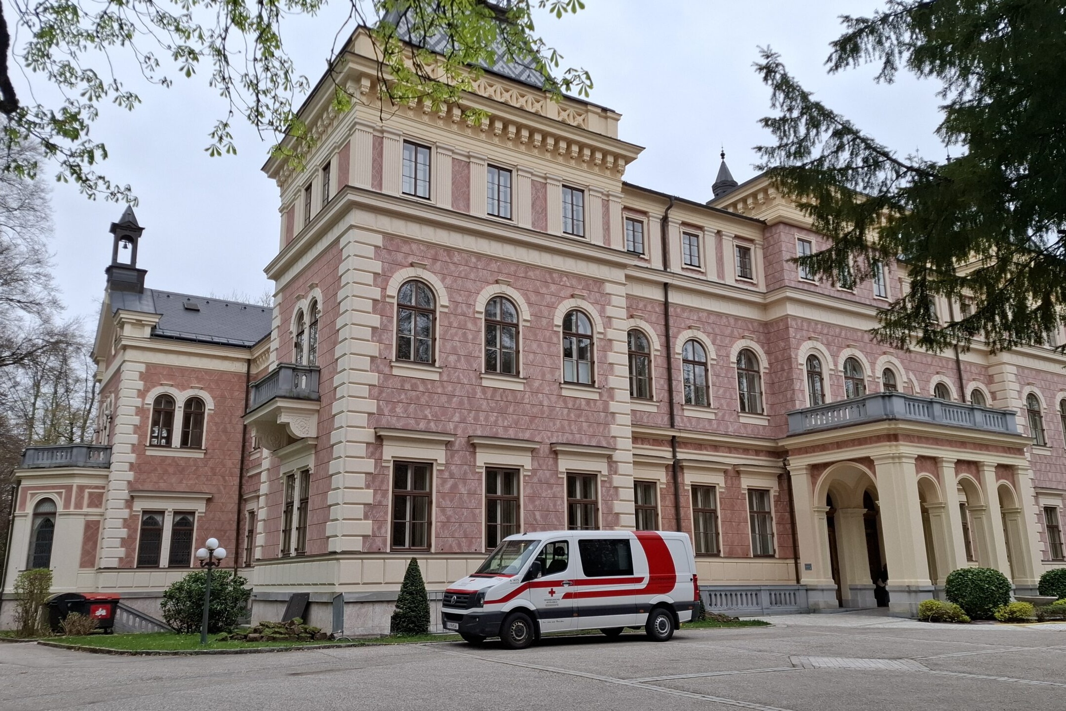 Blutspende-Fahrzeug des Roten Kreuzes vor dem Schloss unserer Schule
