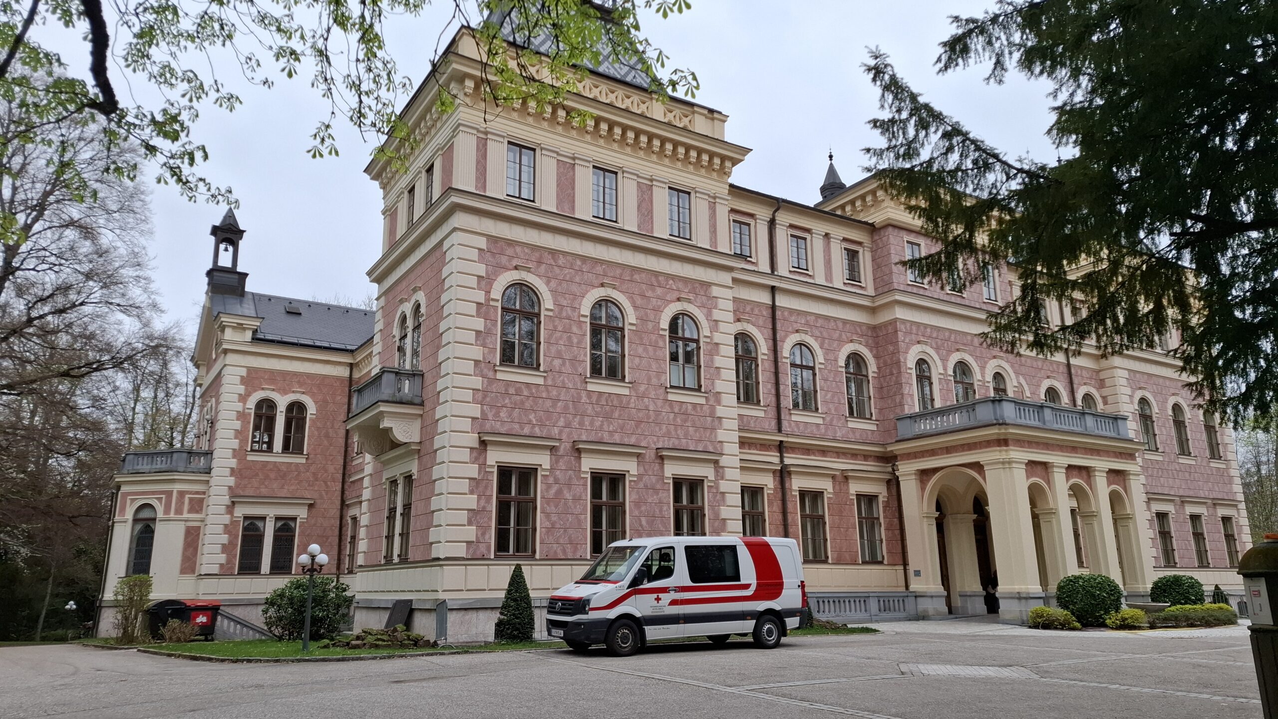 Blutspende-Fahrzeug des Roten Kreuzes vor dem Schloss unserer Schule