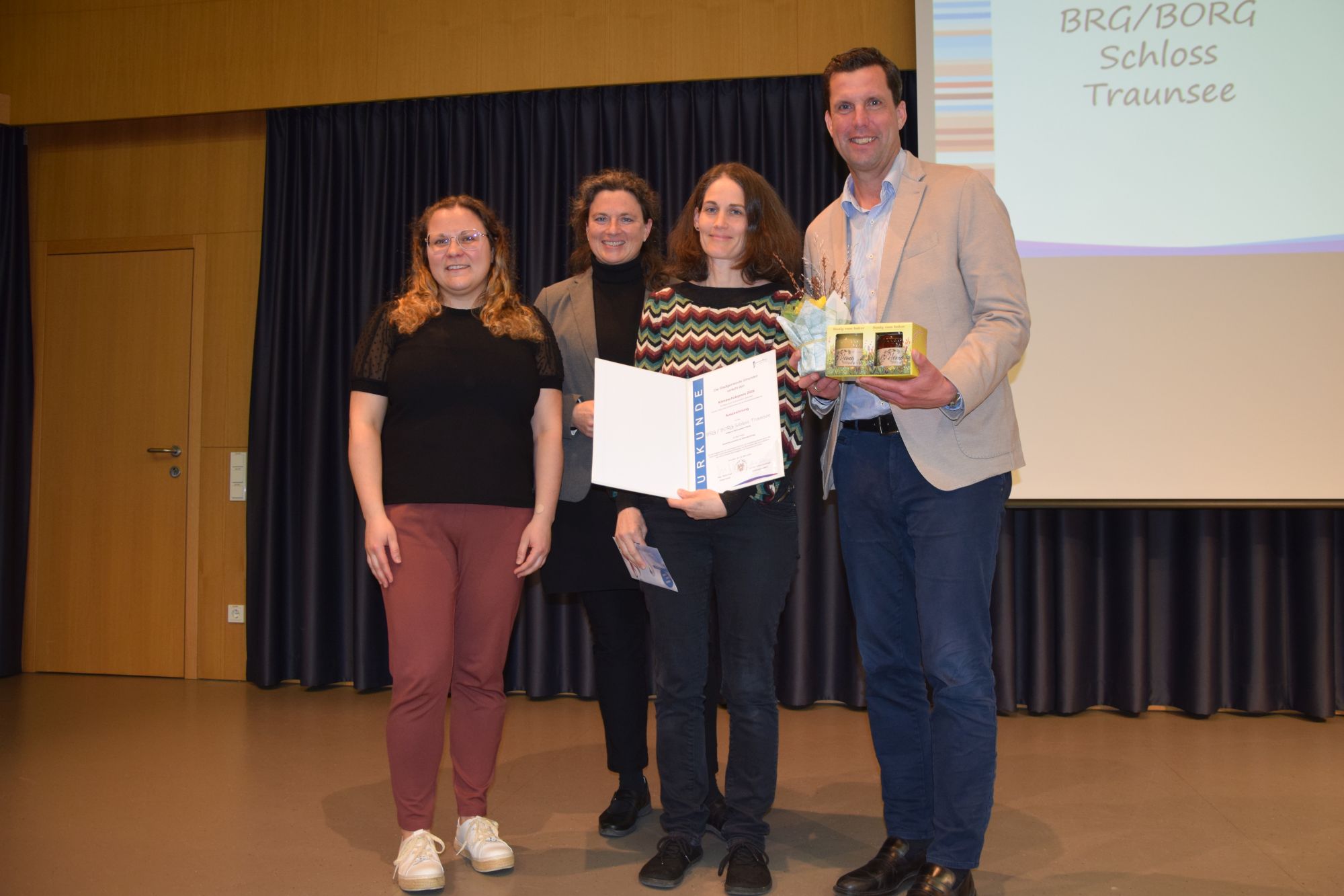 Kleidertauschmarkt erhielt Klimaschutzpreis. Bürgermeister Krapf und Frau Prof. Veronika Leili
