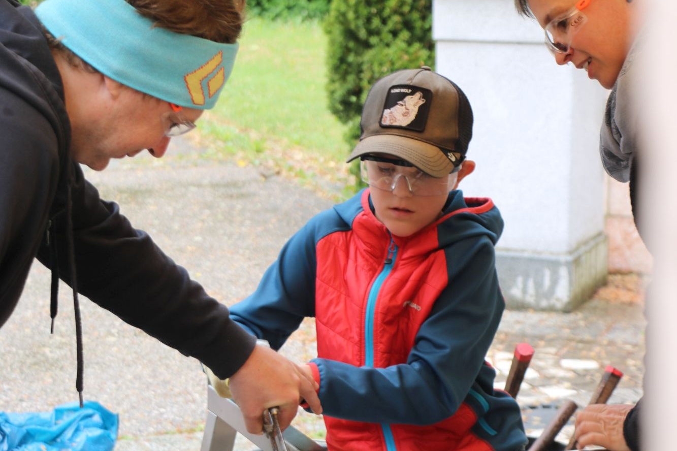 Schüler nimmt an Glasbläserei Workshop teil