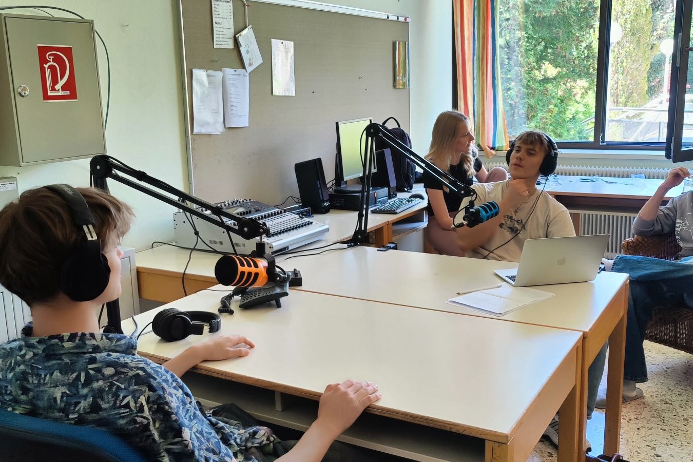 Schüler:innen während Aufnahmen im Podcastraum. Aufnahme Brainstorming