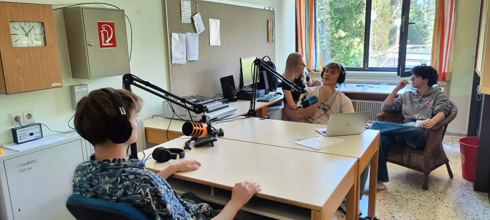 Schüler:innen während Aufnahmen im Podcastraum. Aufnahme Brainstorming