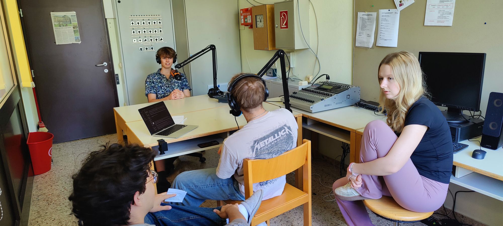 Schüler:innen während Aufnahmen im Podcastraum